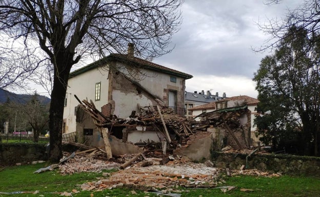 El Ayuntamiento de Cayón desescombra un edificio que se cayó hace días junto al edificio consistorial