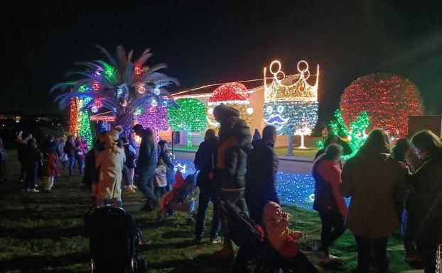 La casa de Parbayón ilumina la Navidad de Piélagos, ahora, con presencia policial