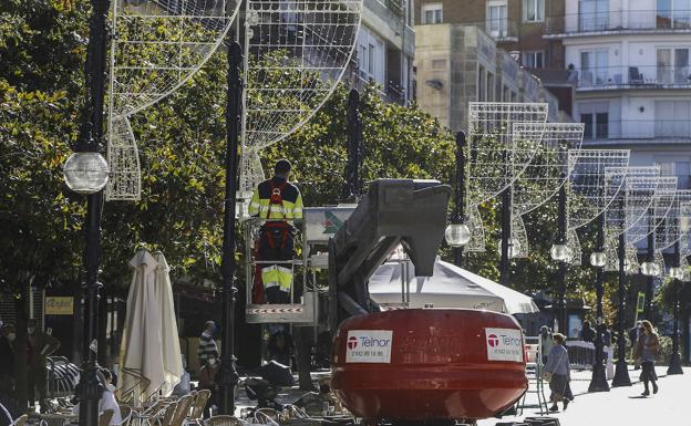 Las empresas del alumbrado y ayuda a domicilio de Torrelavega piden más dinero por el incremento de costes