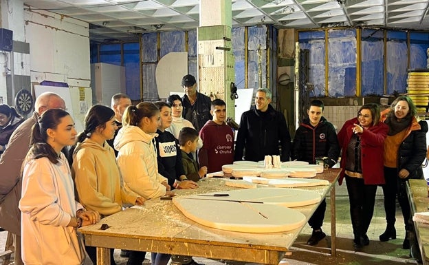 Zuloaga visita el taller de jóvenes carrocistas de la Batalla de Flores