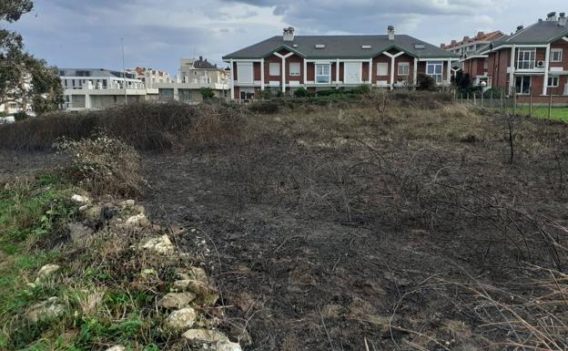 Un incendio provocado por petardos obliga a desalojar un chalé en la zona de El Alisal