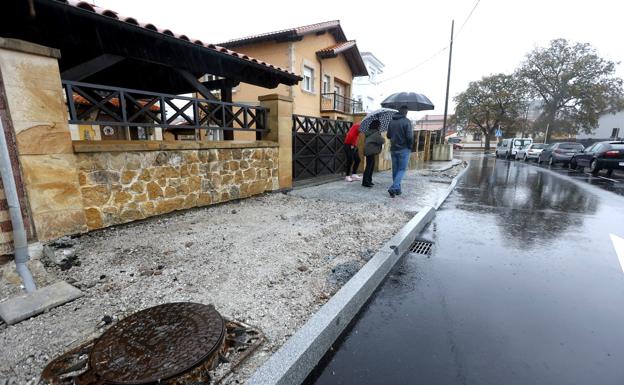 Una obra en el barrio de San Lorenzo deja a los vecinos sin aceras más de dos meses