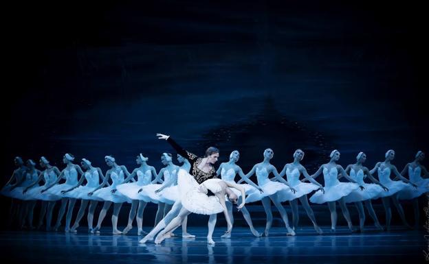 El Ballet de Kiev ofrece 'El lago de los cisnes' más romántico y solidario