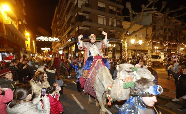 Una comitiva de 300 personas para acompañar a los Reyes Magos en Torrelavega