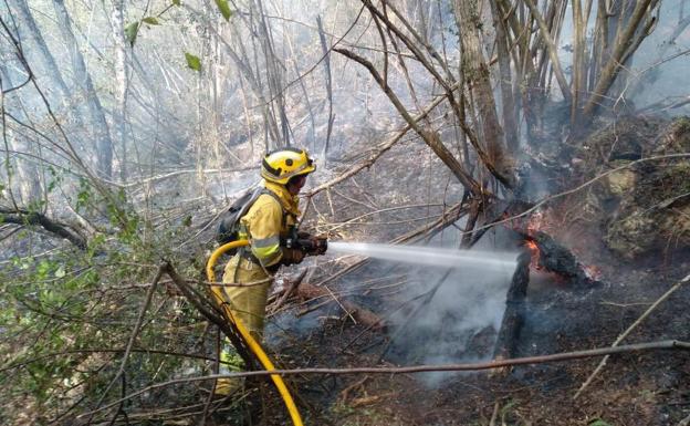 Cantabria amanece sin incendios tras un negro fin de semana en el que los pirómanos aprovecharon el viento sur