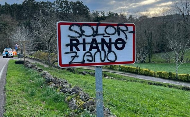 Riaño pasó a ser Solórzano según unas pintadas en su cartel indicativo