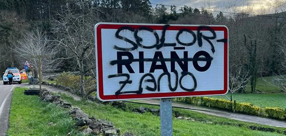 Riaño pasó a ser Solórzano según unas pintadas en su cartel indicativo