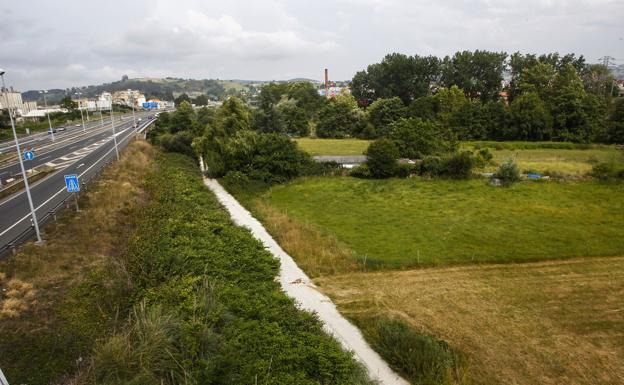 Torrelavega expropia tres fincas para construir un parque fluvial en Torres