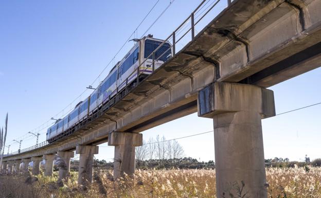 La mejora de la vía de la línea Santander-Bilbao obliga a reforzar el viaducto de Raos