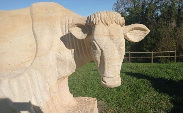 Arrancan los cuernos al símbolo de los ganaderos de Alfoz de Lloredo