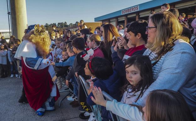 Tras la llegada al aeropuerto, los Reyes Magos fueron recibidos en Camargo por un multitudinario público