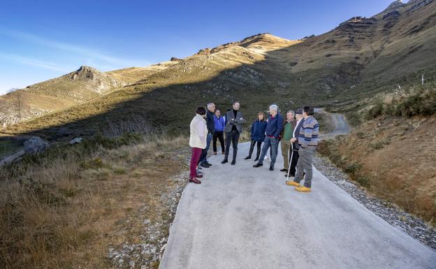 El Gobierno acondiciona el camino rural de Brenacollado en Valdició