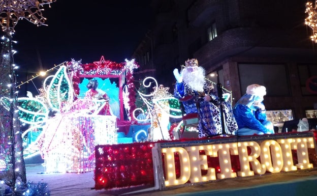 Los Reyes llegan a Reinosa en una luminosa carroza ayudados por las peñas de San Mateo