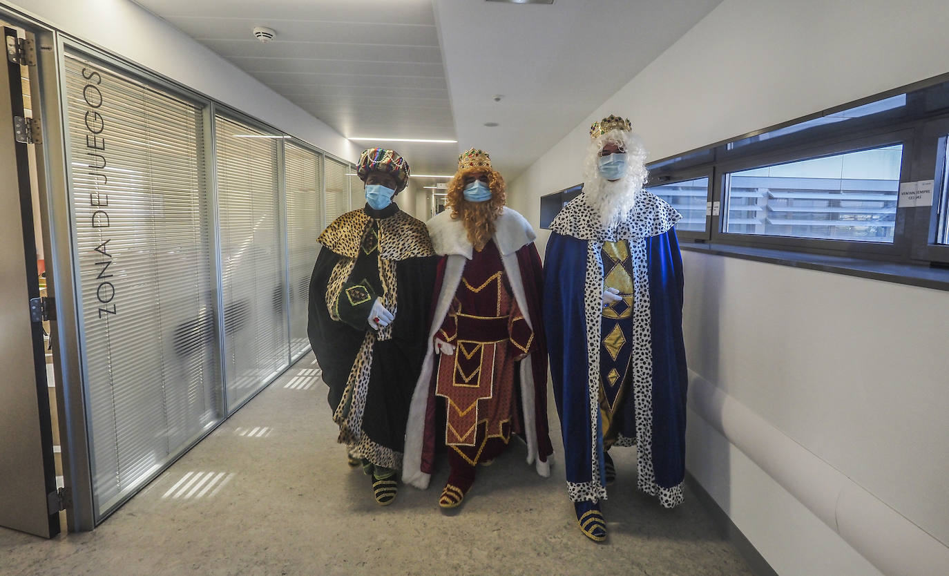 Los Reyes Magos visitan a los niños ingresados en Valdecilla