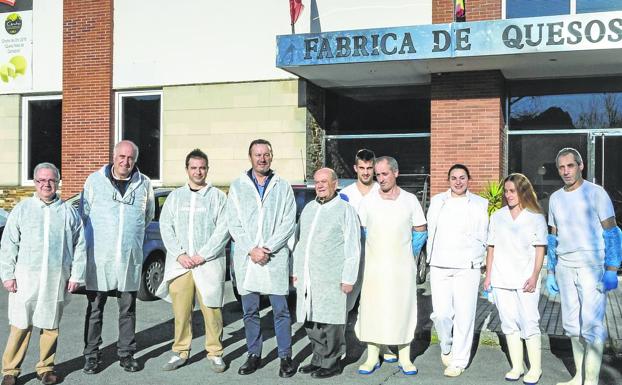 La Pasiega de Peña Pelada, una empresa familiar que transforma cinco mil litros de leche al día