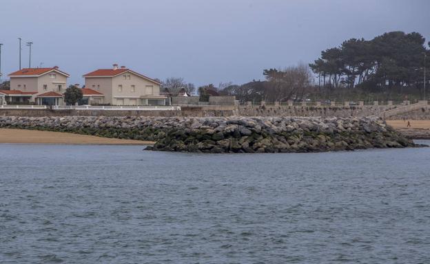 Un estudio científico defiende los aportes de arena a la playa de la Magdalena tras evaluar las repercusiones del dique