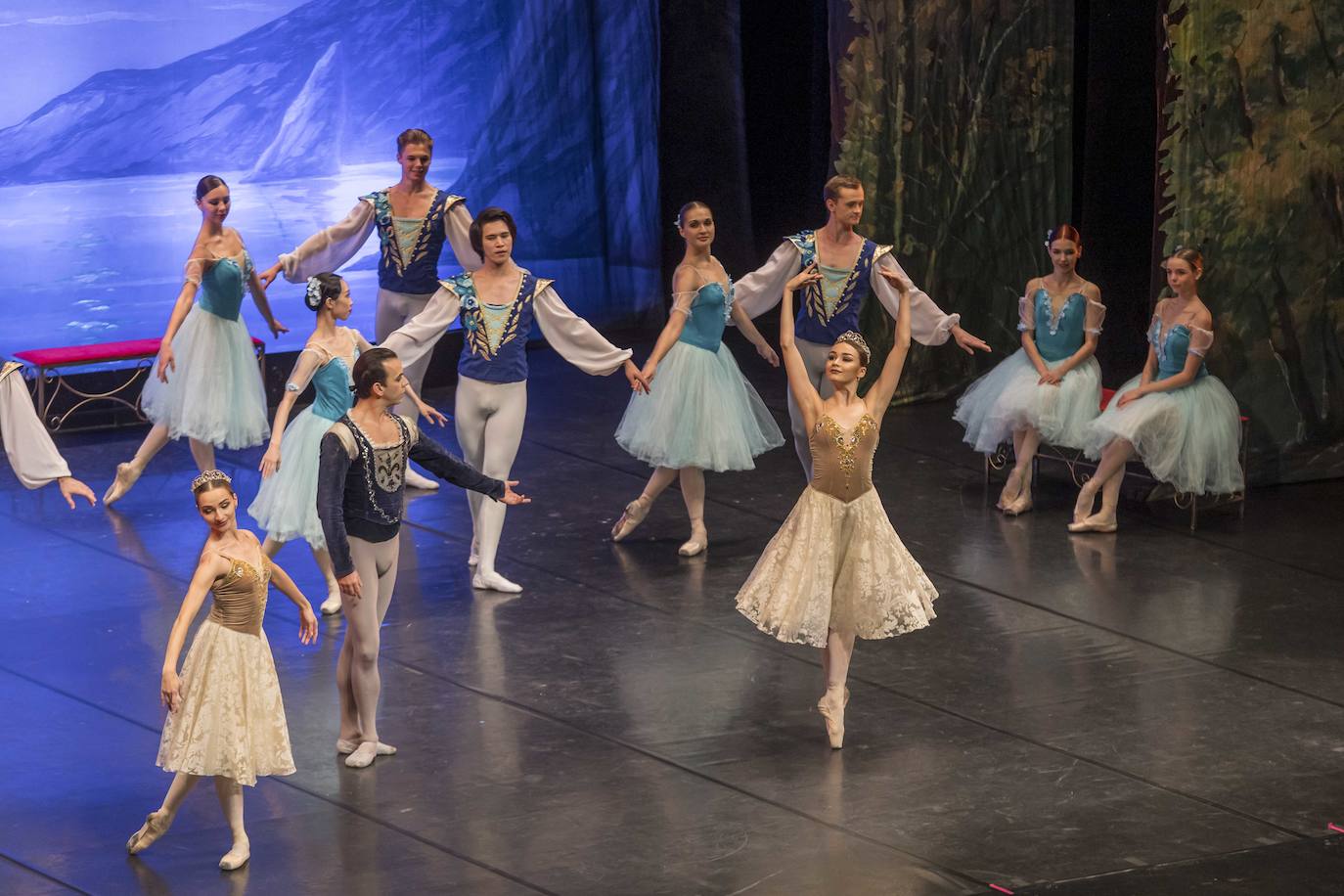 Las mejores imágenes de 'El lago de los cisnes' del Ballet de Kiev en Santander