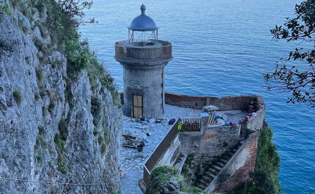 El Faro del Caballo de Santoña ya deja entrever su renovada imagen