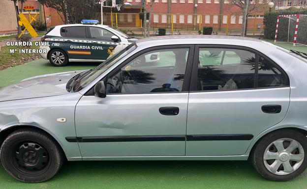 Detenido un vecino de Cacicedo por fugarse de un control a toda velocidad y chocar contra dos coches aparcados