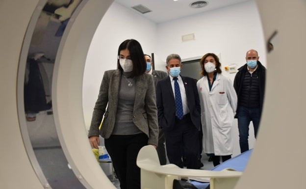 Darias visita el nuevo TAC del hospital Tres Mares, «el más puntero de Cantabria»