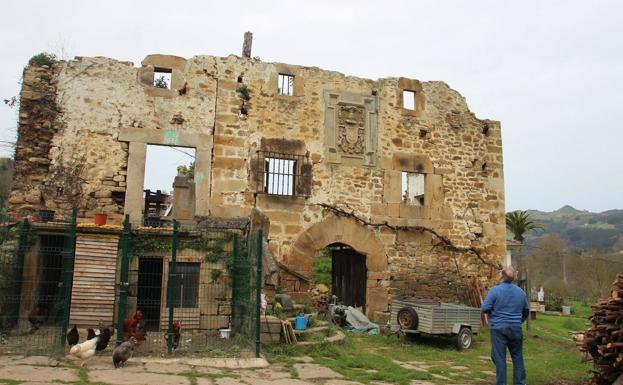 Dos edificios, en Villaverde y Cayón, van a la Lista Roja de patrimonio cántabro en peligro