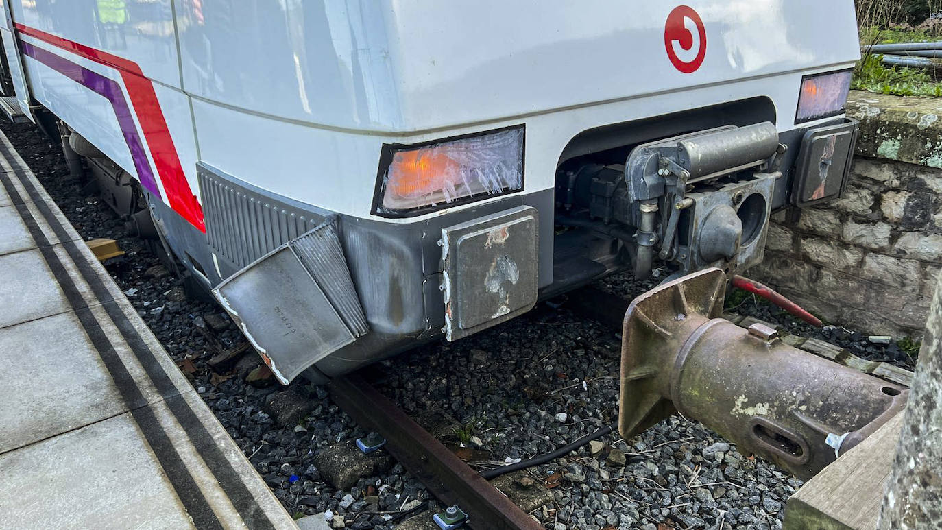 Un tren impacta contra el final de la vía muerta en la estación de Renedo y deja 15 heridos leves