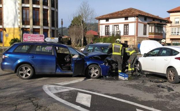 Un choque de tres vehículos en el cruce de Santa María de Cayón deja una herida leve