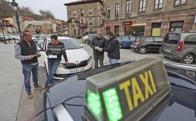 El cambio de criterio del Gobierno para la transmisión de licencias enciende a los taxistas