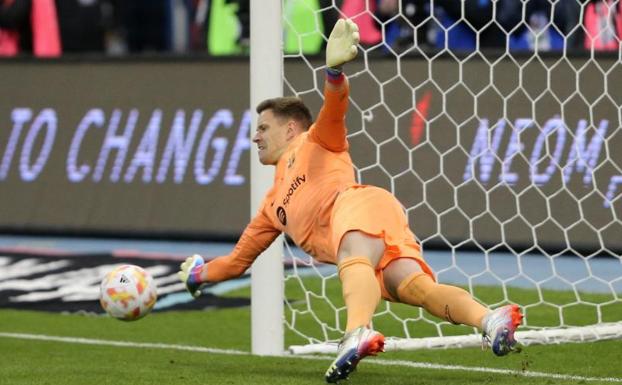 Ter Stegen salva los muebles, pero no despeja las dudas