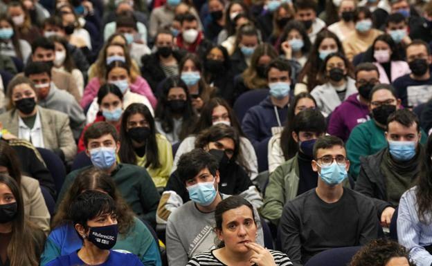 La recomendación de la OMS de recuperar la mascarilla en interiores divide a los expertos cántabros