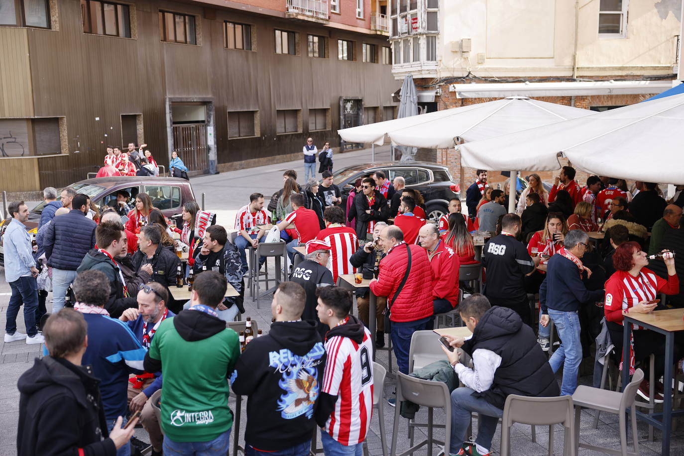 La afición del Sporting caldea el centro de Santander