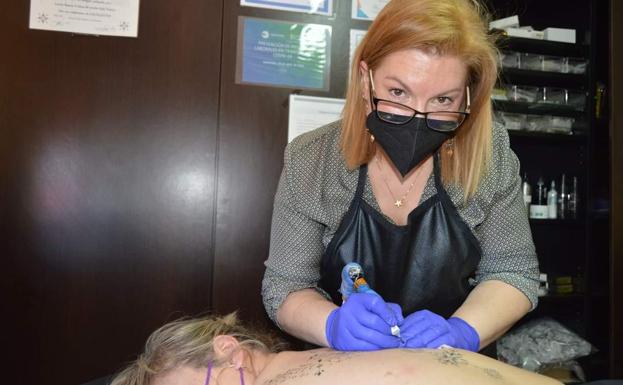 Suki, la abuela de Hinojedo que tatuará 'palabras bonitas' gratis una vez al mes