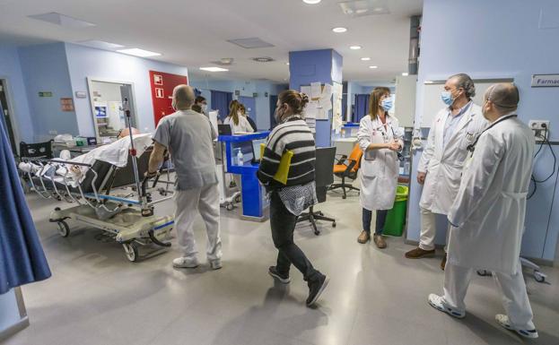 Los cántabros ponen un 'notable' a los hospitales pero creen que la Atención Primaria funciona peor