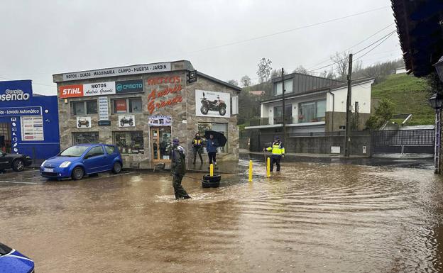 La calle Vista Alegre de Cabezón se convierte en una balsa: «Estamos hartos»