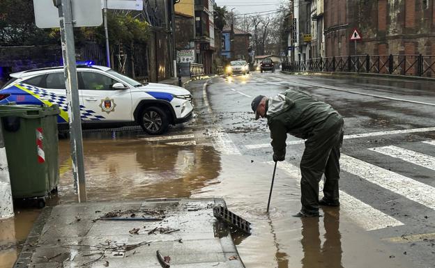 Las balsas de agua dificultan la circulación por Los Corrales de Buelna