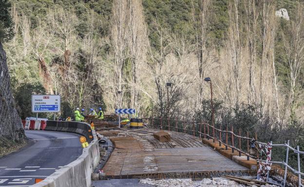 Alcaldes y hosteleros de Liébana, preocupados por la «lenta» marcha de la obra del Desfiladero