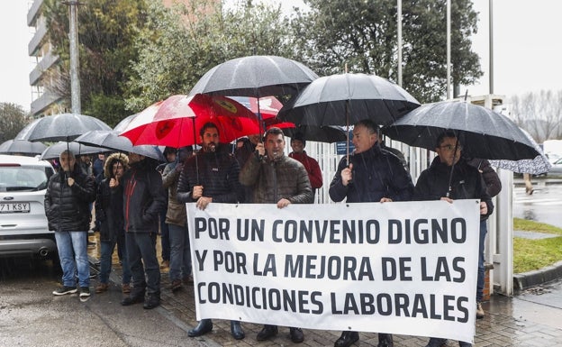 Un grupo de trabajadores de Aspla protesta por el bloqueo del convenio