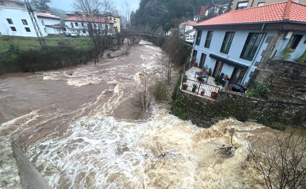 El temporal anega calles, carreteras y pradería en Los Corrales