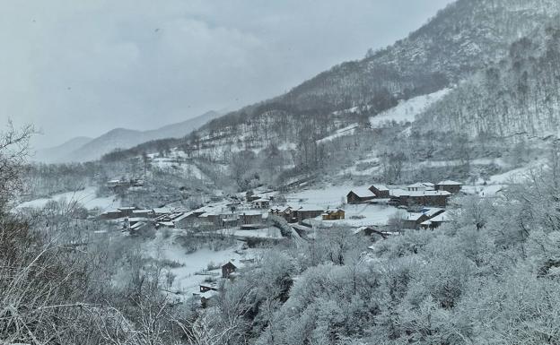 Comienza a nevar con fuerza en los pueblos altos de Liébana