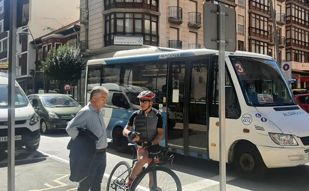 Los trabajadores del Castrobús aplazan los paros del servicio hasta mediados de febrero