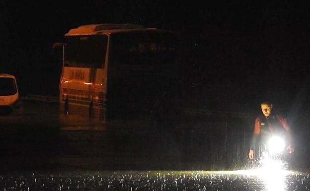 Evacúan a los niños de un autobús escolar atrapado en una balsa de agua en Vizcaya