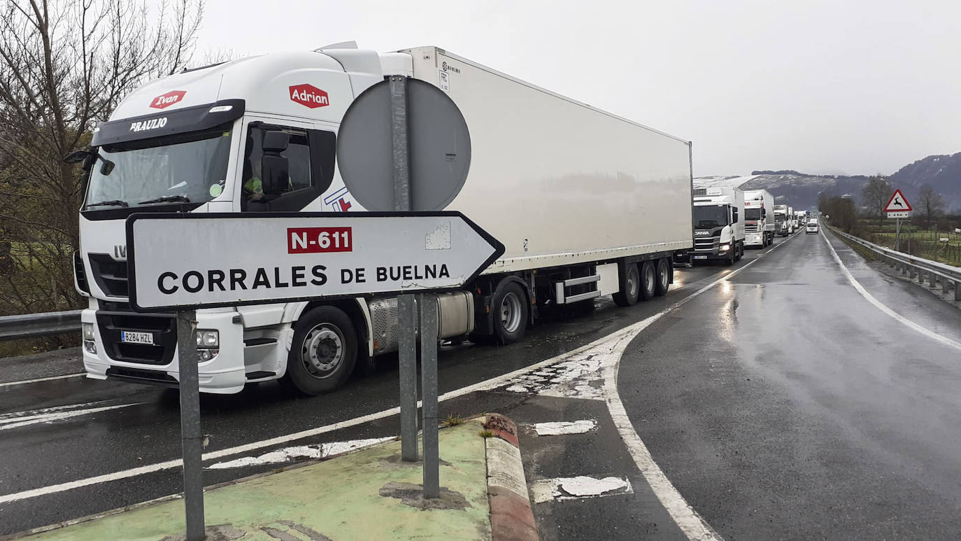 La nieve obliga a embolsar casi 200 camiones en Arenas de Iguña