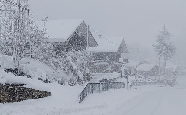 Liébana sufre los efectos del temporal de nieve y viento