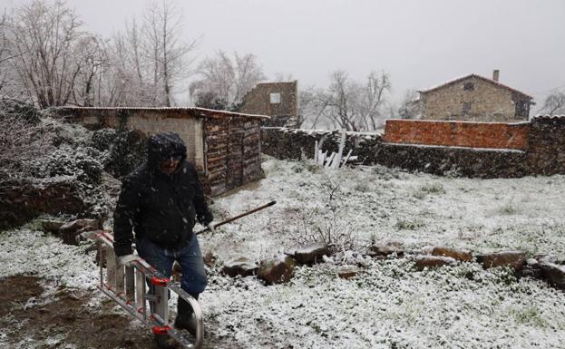 La lluvia da paso a la nieve y complica la circulación