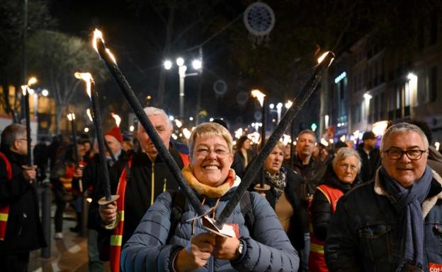 Los franceses se levantan contra Macron por la reforma de las pensiones