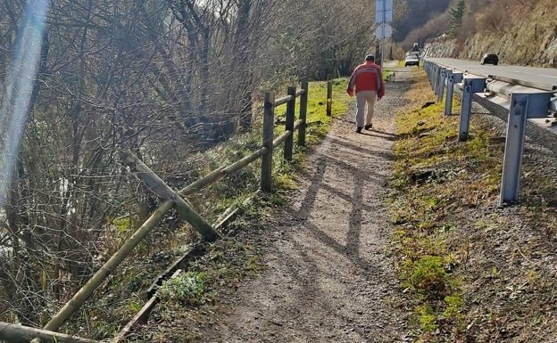 Destrozos de las vallas de protección de la senda fluvial de Los Corrales