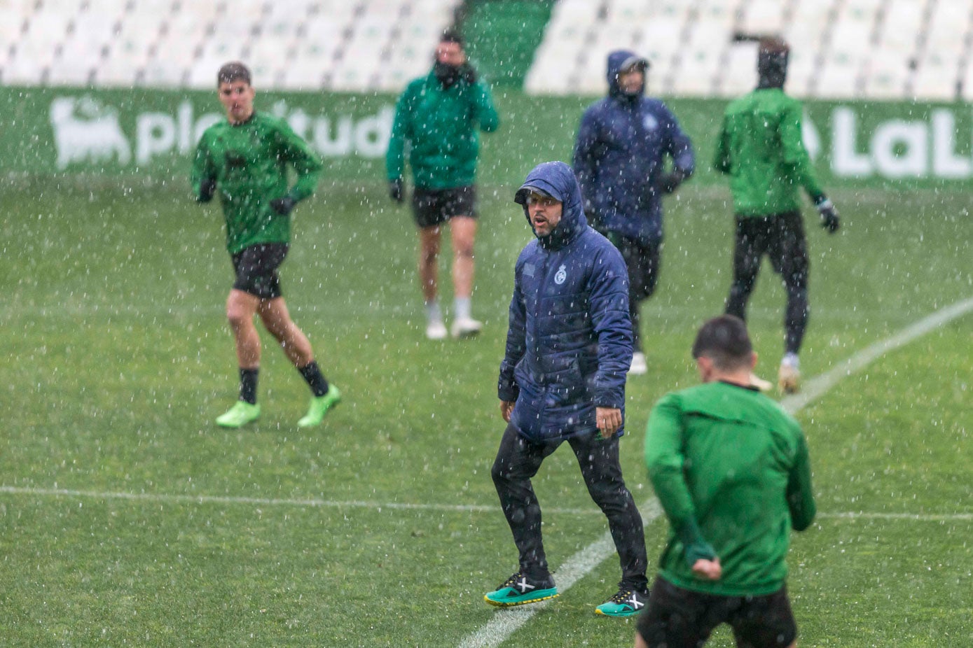 Entrenamiento del Racing bajo una granizada