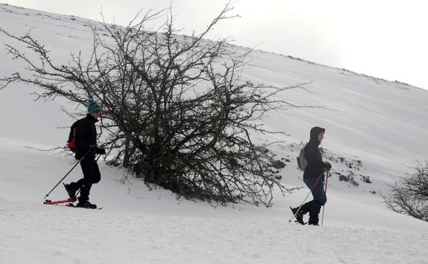 Cuidado este fin de semana en la montaña: «La nieve aún está muy blanda, es difícil andar hasta con raquetas»