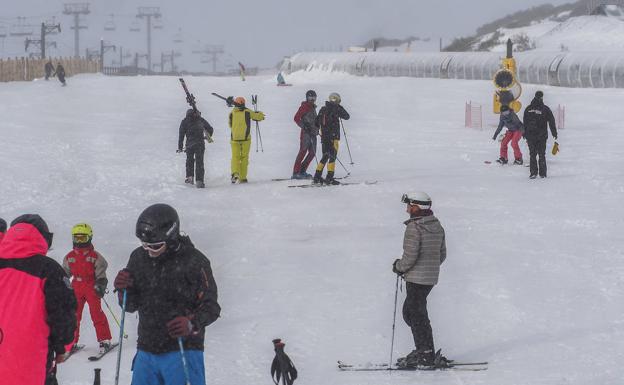 La nieve despierta a la comarca de Campoo