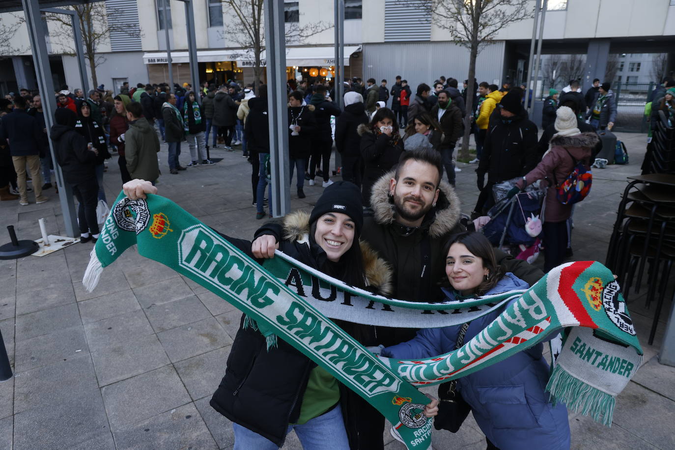 La afición del Racing calienta en Vitoria para el partido de las 21.00